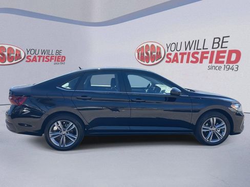 Used 2023 Volkswagen Jetta SE w/ Panoramic Sunroof Package FWD image 5