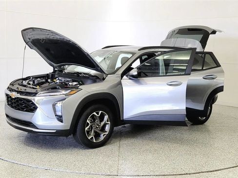 Used 2025 Chevrolet Trax LT w/ Sunroof Package FWD image 10