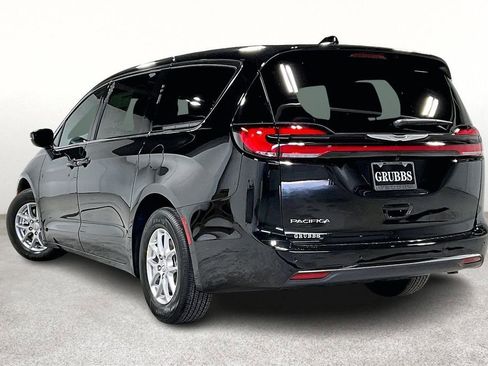 New 2026 Chrysler Pacifica Select image 4