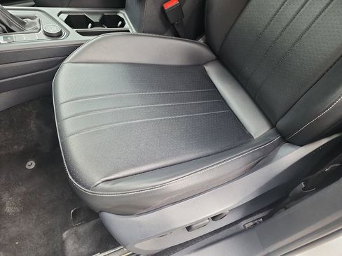 Used 2024 Volkswagen Tiguan SE AWD/4WD image 17