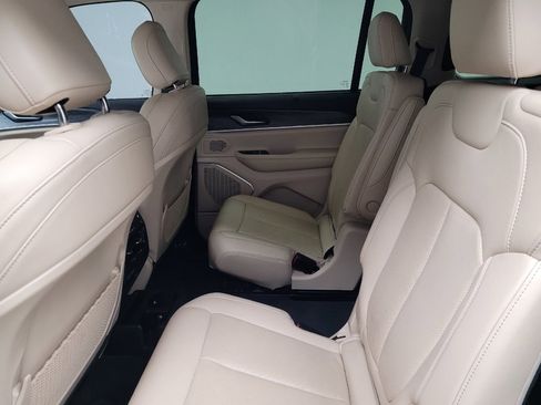 Used 2022 Jeep Grand Cherokee L Limited w/ Luxury Tech Group II image 18