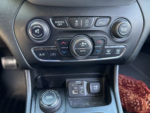 Used 2018 Jeep Cherokee Limited AWD/4WD image 9