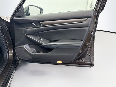 Used 2018 Honda Accord Touring image 33