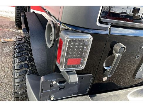 Used 2015 Jeep Wrangler Unlimited Sahara w/ Connectivity Group image 31