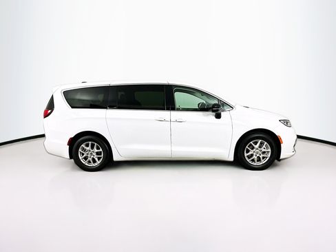 Used 2024 Chrysler Pacifica Touring-L FWD image 10