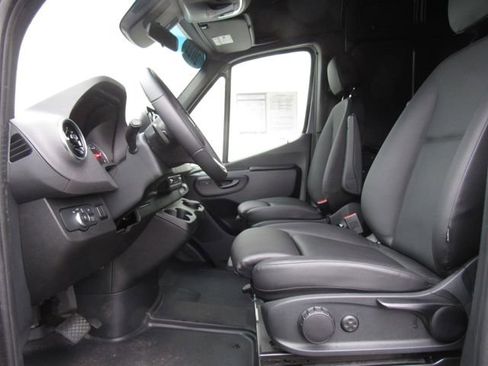 Used 2022 Mercedes-Benz Sprinter 144 Cargo image 9