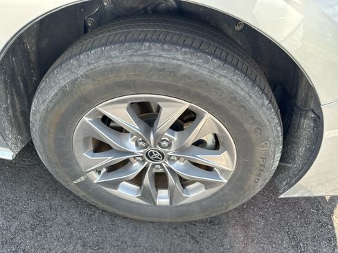 Used 2025 Toyota Sienna LE FWD image 5