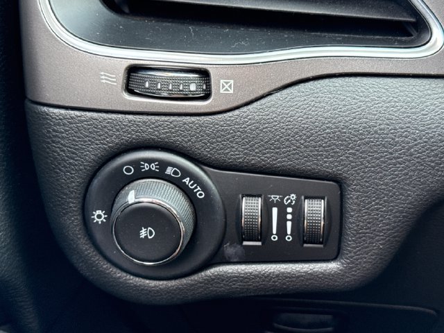 Used 2020 Jeep Cherokee Latitude Plus AWD/4WD image 31