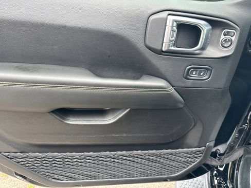 Used 2025 Jeep Wrangler Sahara image 10