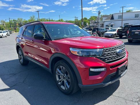 Used 2023 Ford Explorer XLT w/ Equipment Group 202A AWD/4WD image 3