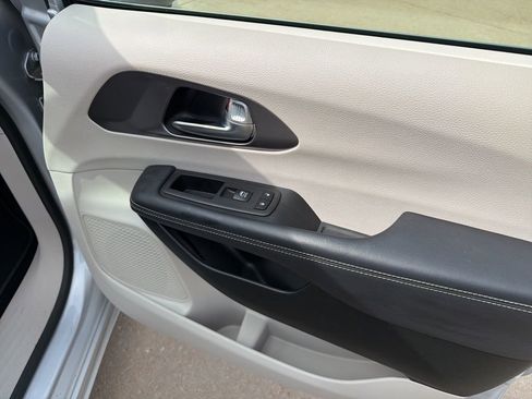 Used 2023 Chrysler Pacifica Touring-L FWD image 25