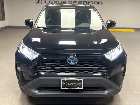 Used 2019 Toyota RAV4 XLE w/ Convenience Package AWD/4WD image 2