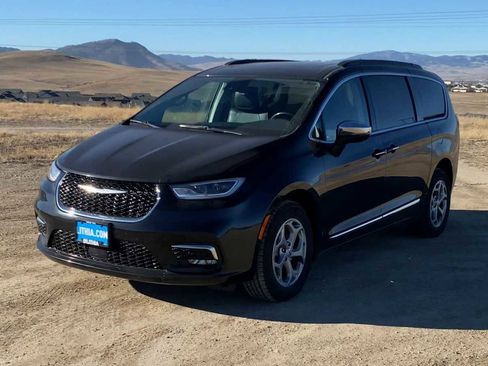 Used 2023 Chrysler Pacifica Limited image 4