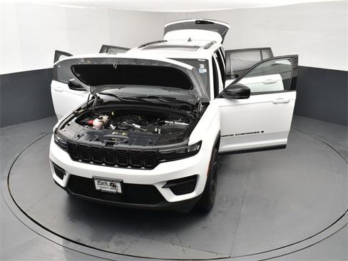 Used 2023 Jeep Grand Cherokee Altitude image 26