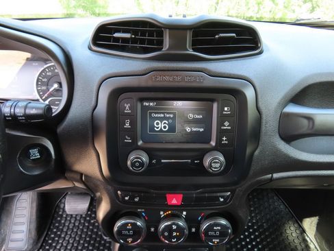 Used 2017 Jeep Renegade Trailhawk w/ Premium Trailhawk Package AWD/4WD image 18