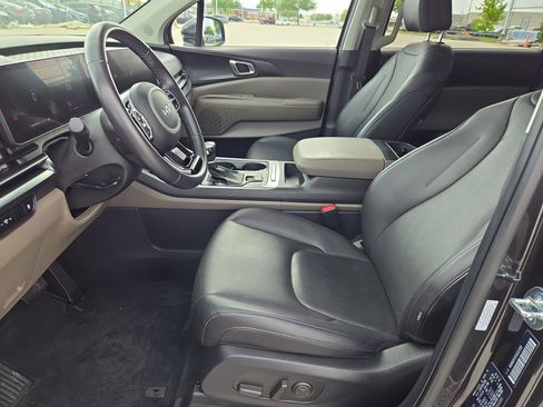 Used 2025 Kia Carnival image 16