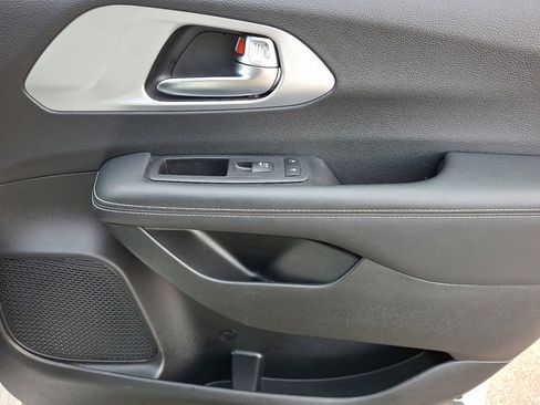 Used 2025 Chrysler Pacifica Limited image 10