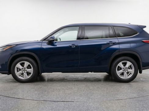 Used 2025 Toyota Highlander LE FWD image 5