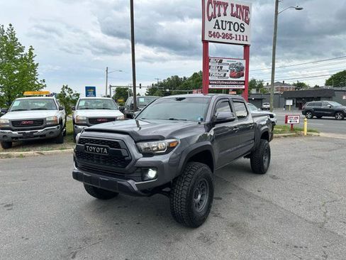Used 2017 Toyota Tacoma TRD Sport AWD/4WD image 9