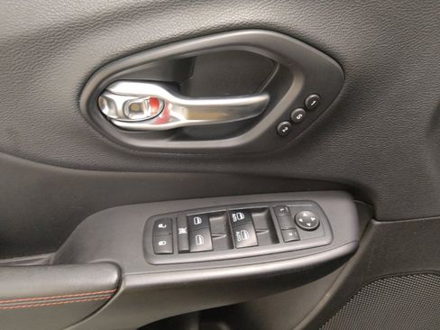 Used 2019 Jeep Cherokee Trailhawk AWD/4WD image 27