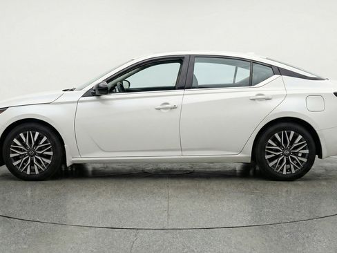 Used 2025 Nissan Altima 2.5 SV FWD image 5