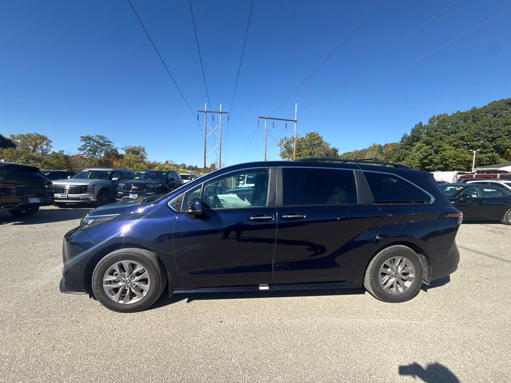 Used 2025 Toyota Sienna XLE w/ XLE Plus Package AWD/4WD image 9