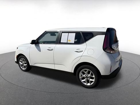 Used 2025 Kia Soul LX w/ LX Technology Package FWD image 10