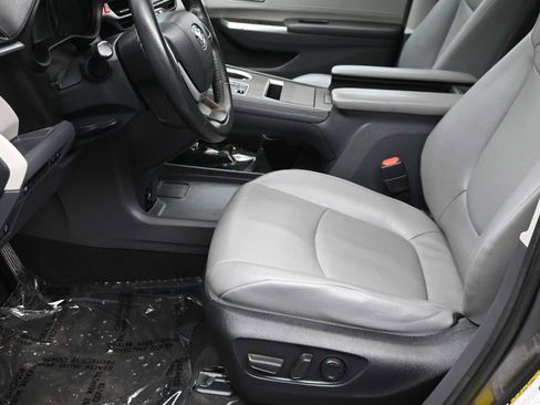 Used 2022 Toyota Sienna XLE image 13