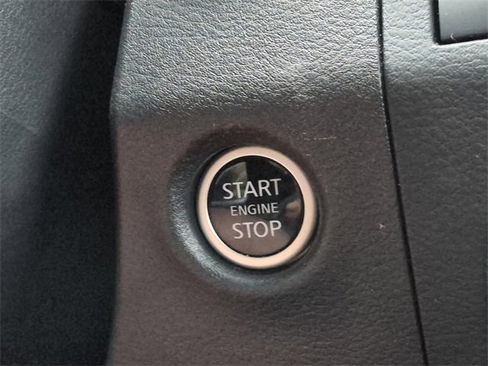 Certified 2025 Nissan Frontier SV image 31