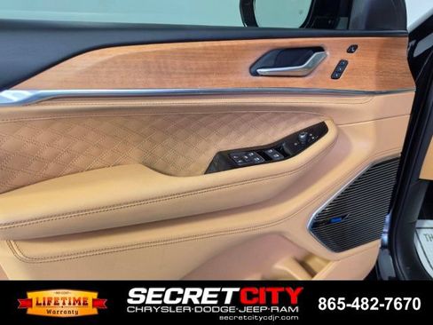 Used 2023 Jeep Grand Cherokee L Summit AWD/4WD image 12