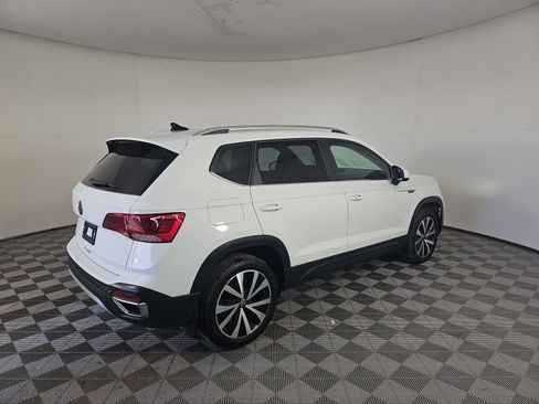 Used 2024 Volkswagen Taos SE image 8