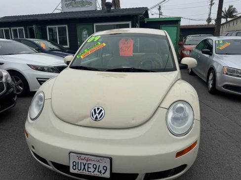 Used 2009 Volkswagen Beetle S image 2