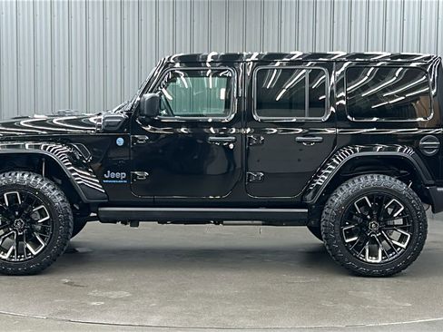 Used 2025 Jeep Wrangler Unlimited Sahara image 2