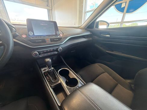 Used 2024 Nissan Altima 2.5 SV FWD image 21