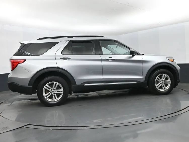 Used 2023 Ford Explorer XLT w/ Equipment Group 202A AWD/4WD image 4