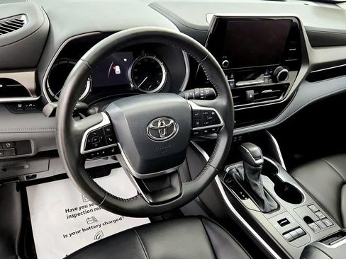Used 2024 Toyota Highlander XLE AWD/4WD image 25