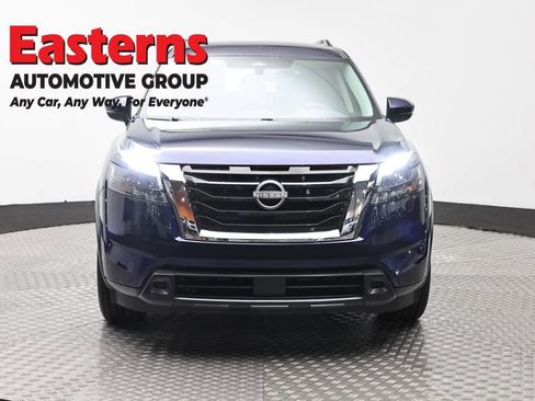 Used 2025 Nissan Pathfinder SV FWD image 2