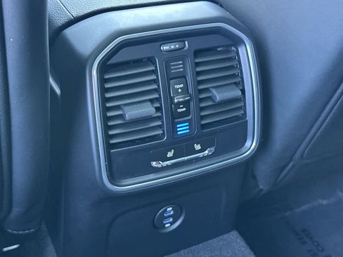 Certified 2025 Porsche Macan AWD/4WD image 14