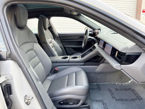 Used 2022 Porsche Taycan RWD image 16