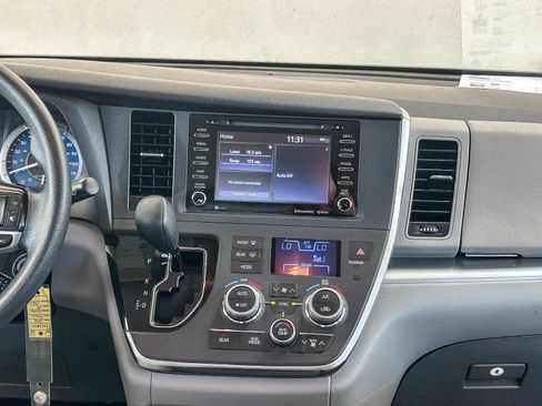 Used 2019 Toyota Sienna LE w/ Carpet Mat Package FWD image 13