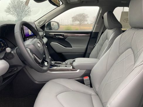 New 2026 Toyota Highlander Platinum image 9