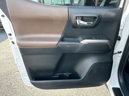 Used 2017 Toyota Tacoma Limited image 15
