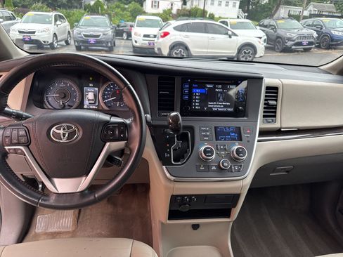 Used 2015 Toyota Sienna XLE AWD/4WD image 24