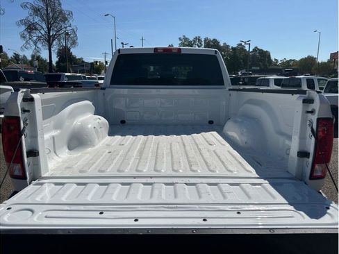 Used 2022 RAM 1500 Classic SLT image 7