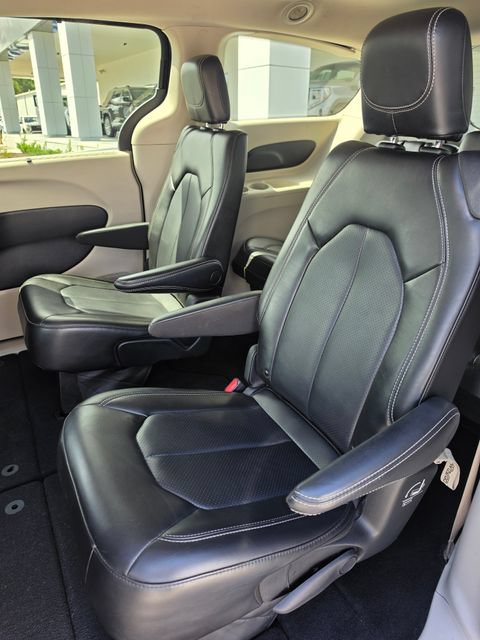 Used 2023 Chrysler Pacifica Touring-L FWD image 17
