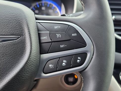 Used 2024 Chrysler Pacifica Touring-L FWD image 29