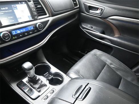 Used 2017 Toyota Highlander Limited image 32