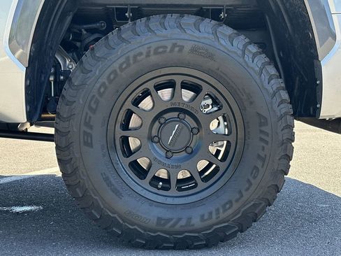 Used 2025 Toyota Tundra Limited AWD/4WD image 16