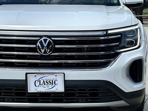 Used 2024 Volkswagen Atlas SE w/ Panoramic Sunroof Package FWD image 8