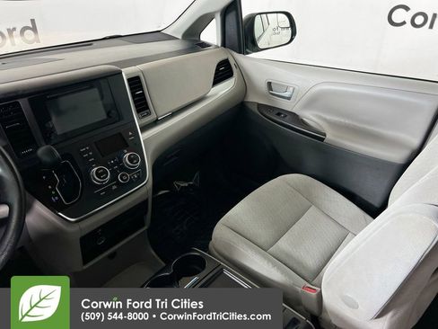 Used 2016 Toyota Sienna LE image 26